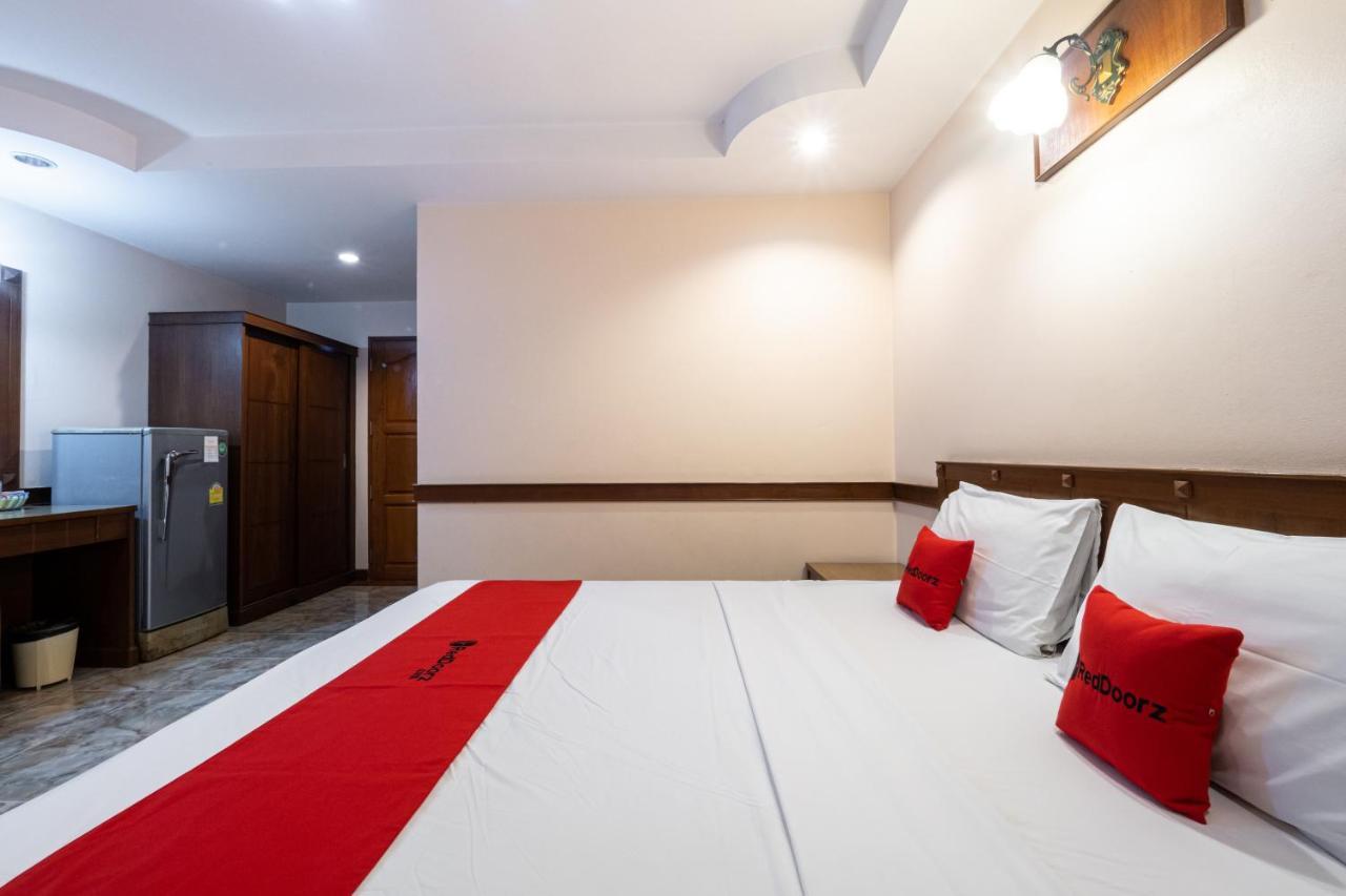 Reddoorz Navin Mansion 3 Pattaya Hotell Exteriör bild