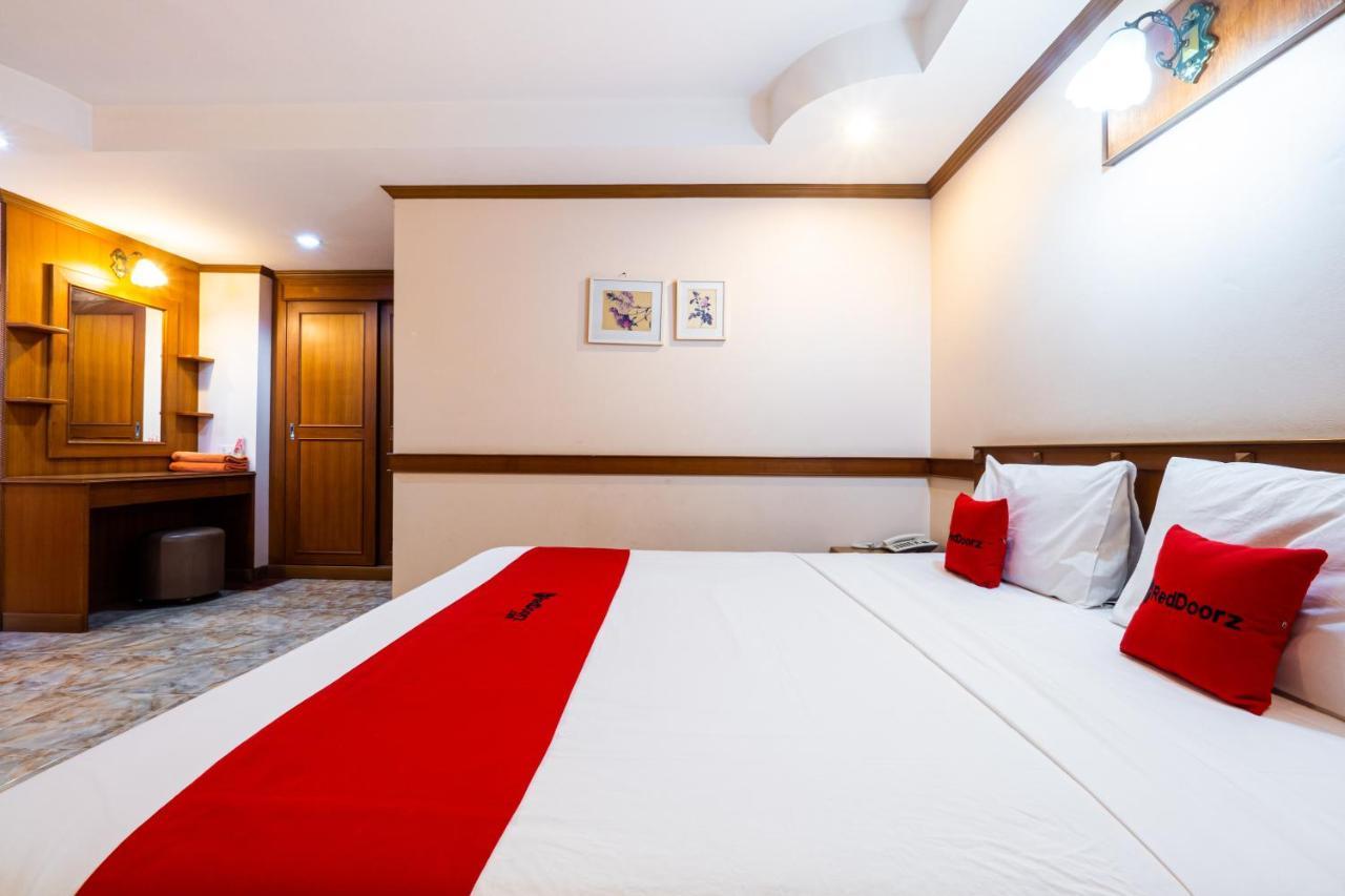 Reddoorz Navin Mansion 3 Pattaya Hotell Exteriör bild