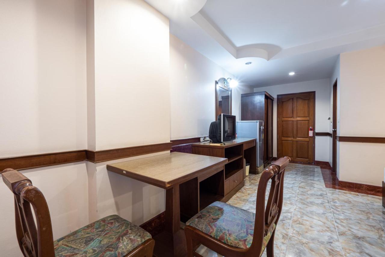Reddoorz Navin Mansion 3 Pattaya Hotell Exteriör bild