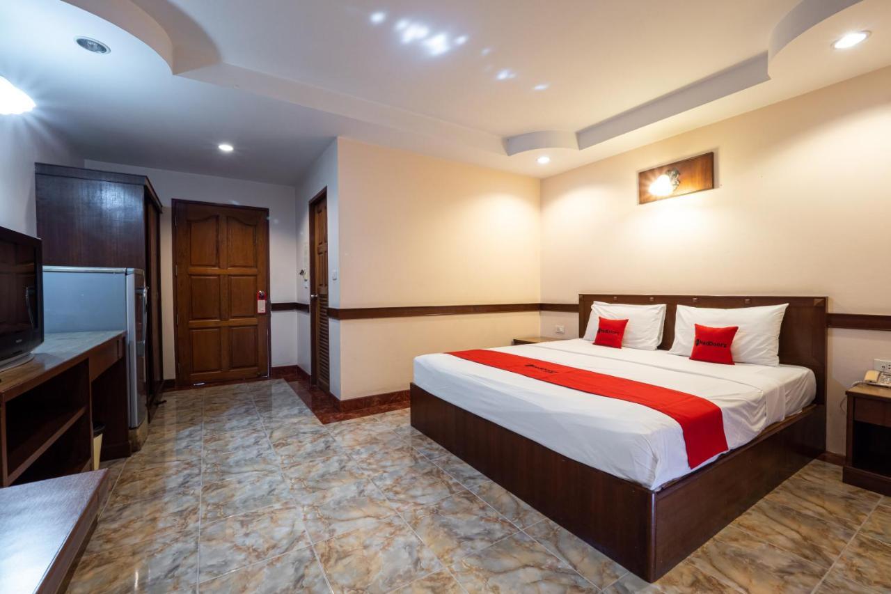 Reddoorz Navin Mansion 3 Pattaya Hotell Exteriör bild