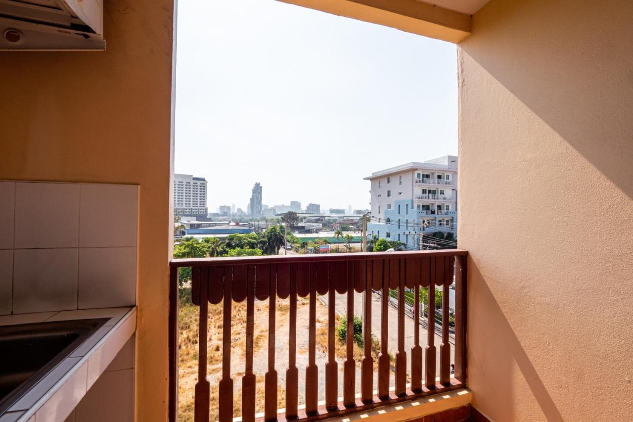 Reddoorz Navin Mansion 3 Pattaya Hotell Exteriör bild