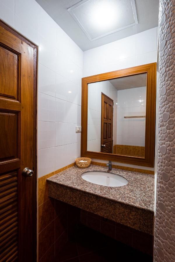 Reddoorz Navin Mansion 3 Pattaya Hotell Exteriör bild