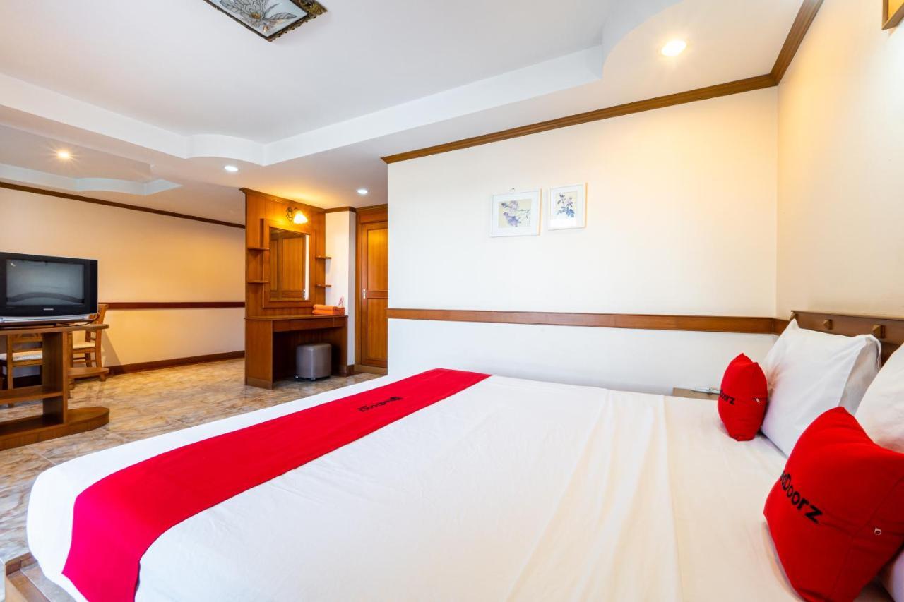 Reddoorz Navin Mansion 3 Pattaya Hotell Exteriör bild
